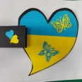 Uczniowie klas 1-3 przygotowali kartki dla dzieci przybywających z Ukrainy